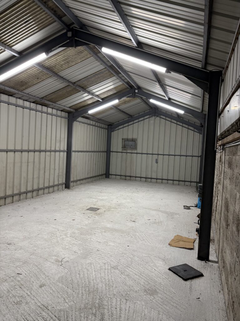 entrepôt - prises électriques lumière tableau électrique : rénovation électricité bâtiment industriel par Ylann Veysset - électricien