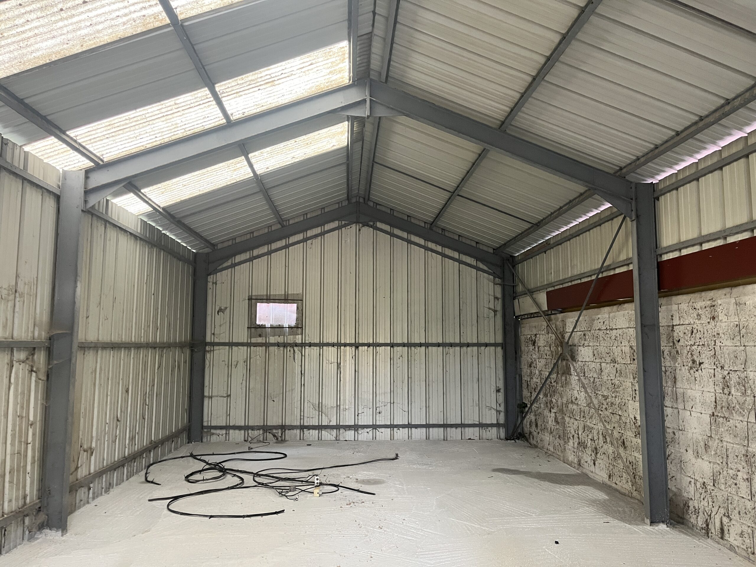 entrepôt – prises électriques lumière tableau électrique : rénovation électricité bâtiment industriel par Ylann Veysset – électricien entrepôt - prises électriques lumière tableau électrique : rénovation électricité bâtiment industriel par Ylann Veysset - électricien