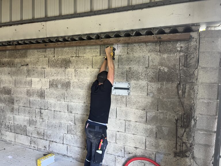 entrepôt - prises électriques lumière tableau électrique : rénovation électricité bâtiment industriel par Ylann Veysset - électricien