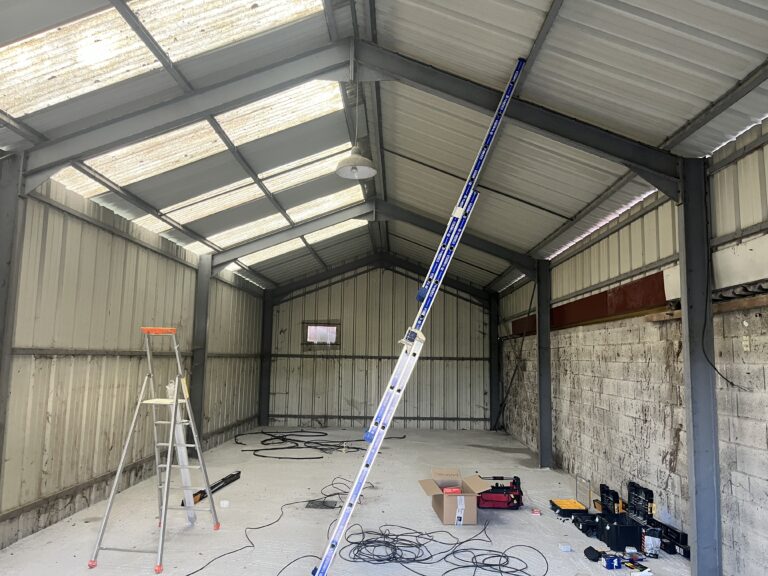 entrepôt - prises électriques lumière tableau électrique : rénovation électricité bâtiment industriel par Ylann Veysset - électricien