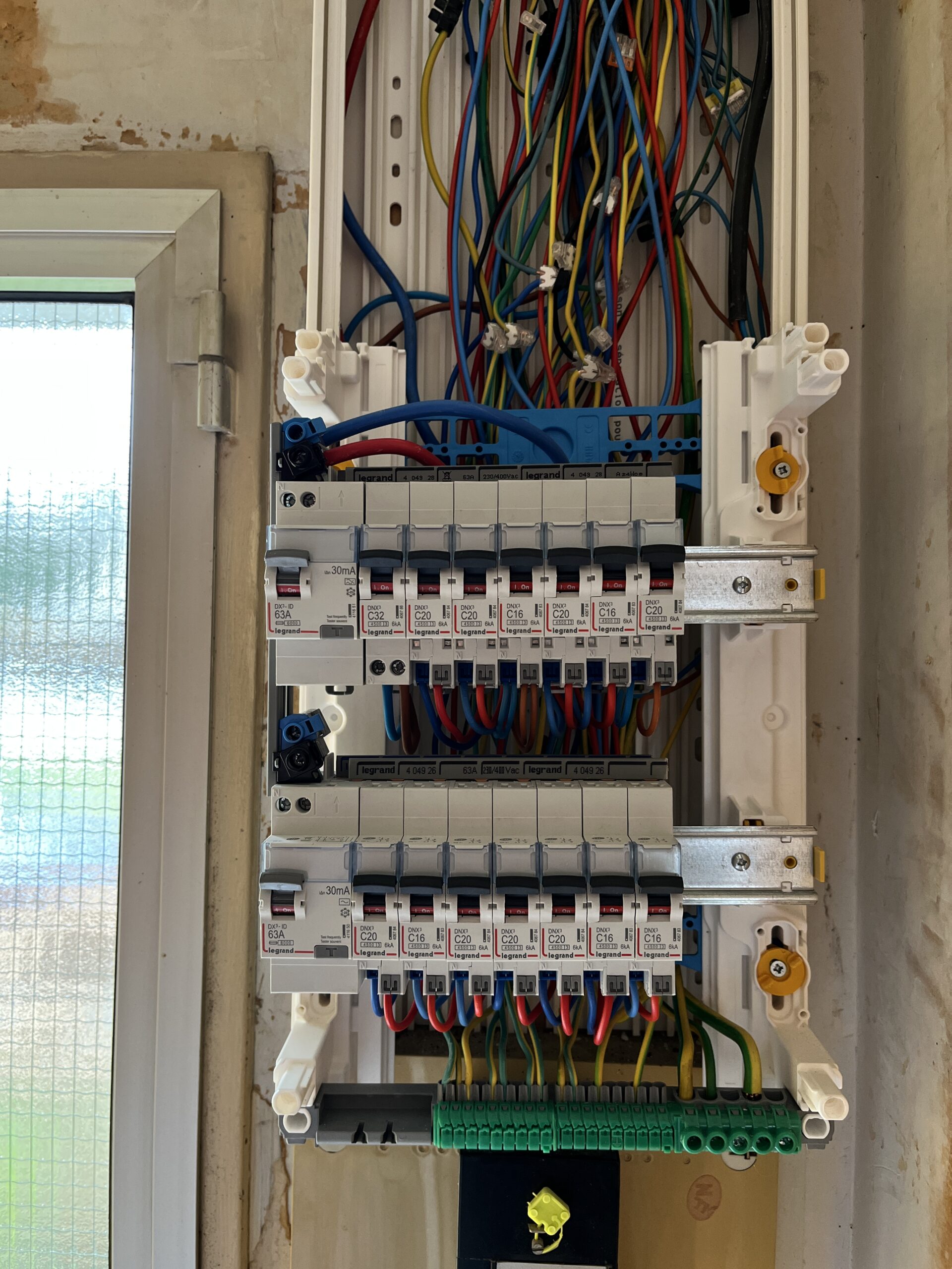 tableau électrique en cours de pose par Veysset électricien tableau électrique en cours de pose par Veysset électricien
