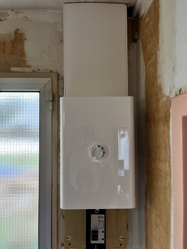 tableau électrique 91 Ollainville posé : porte fermée pour protéger l'intérieur.