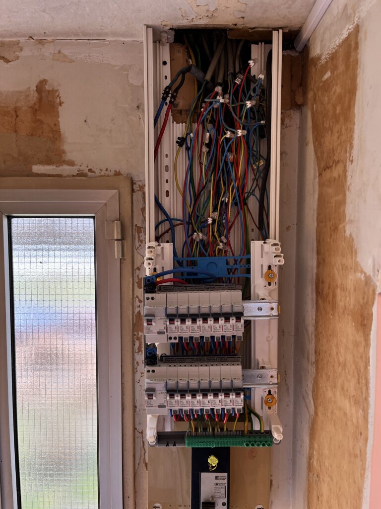 tableau électrique 91 Ollainville - nouveau tableau électrique en cours de pose