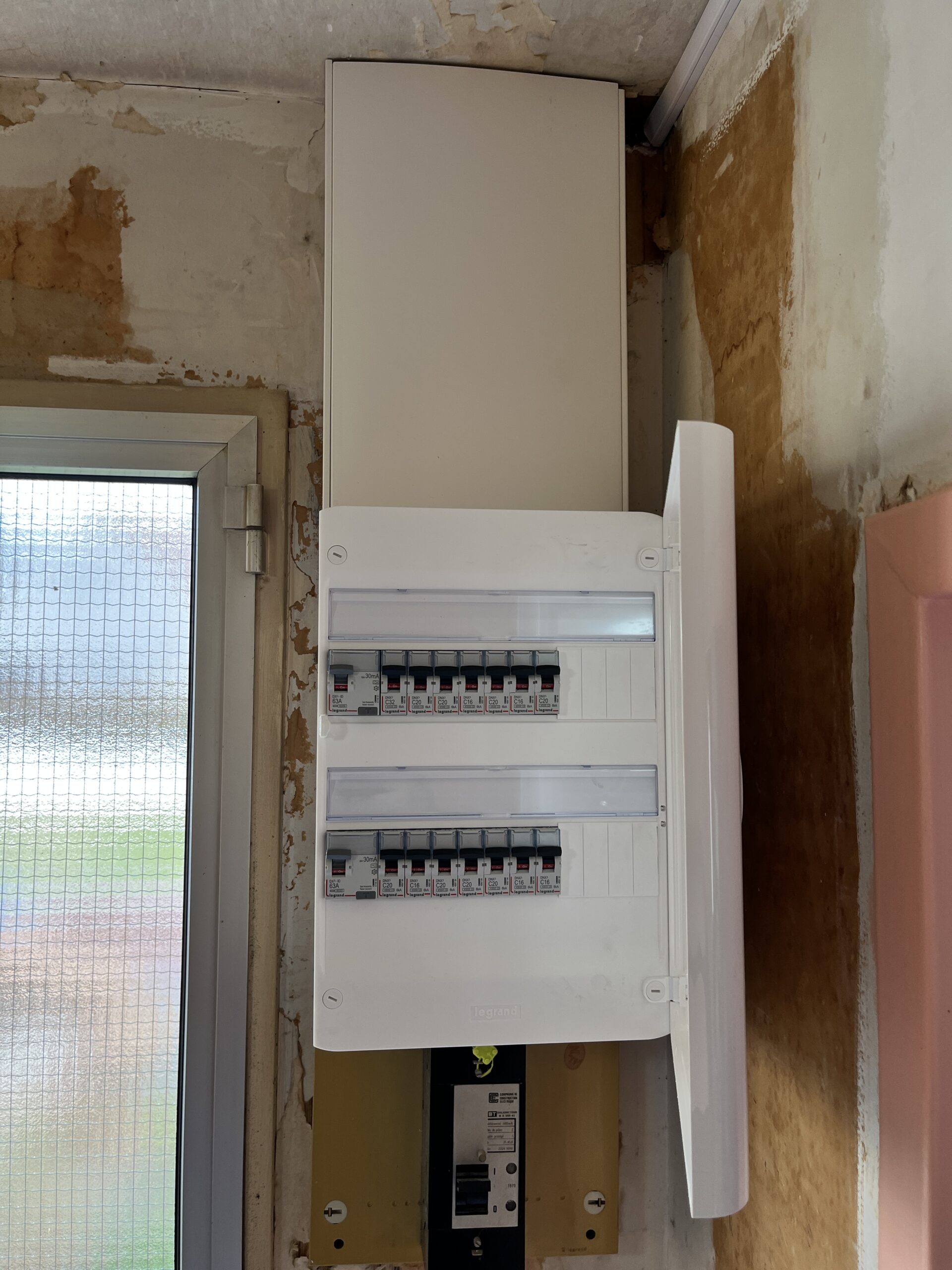 tableau électrique 91 Ollainville posé : porte ouverte pour y accéder