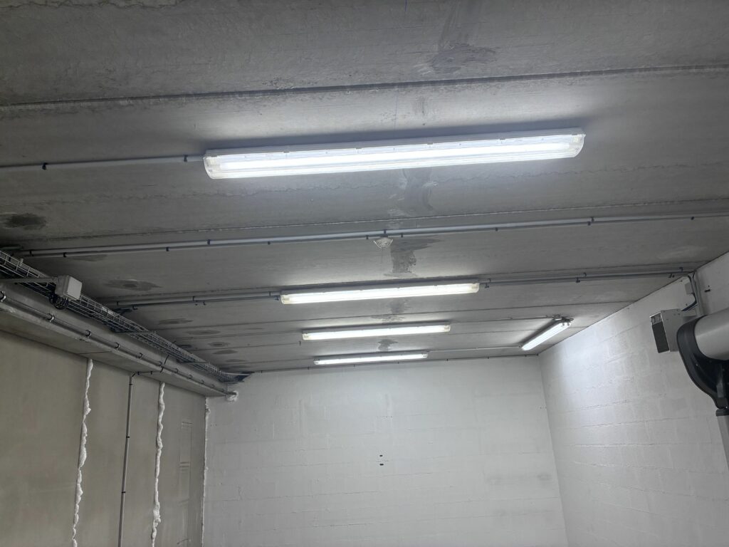 pose éclairage intérieur dans un bâtiment