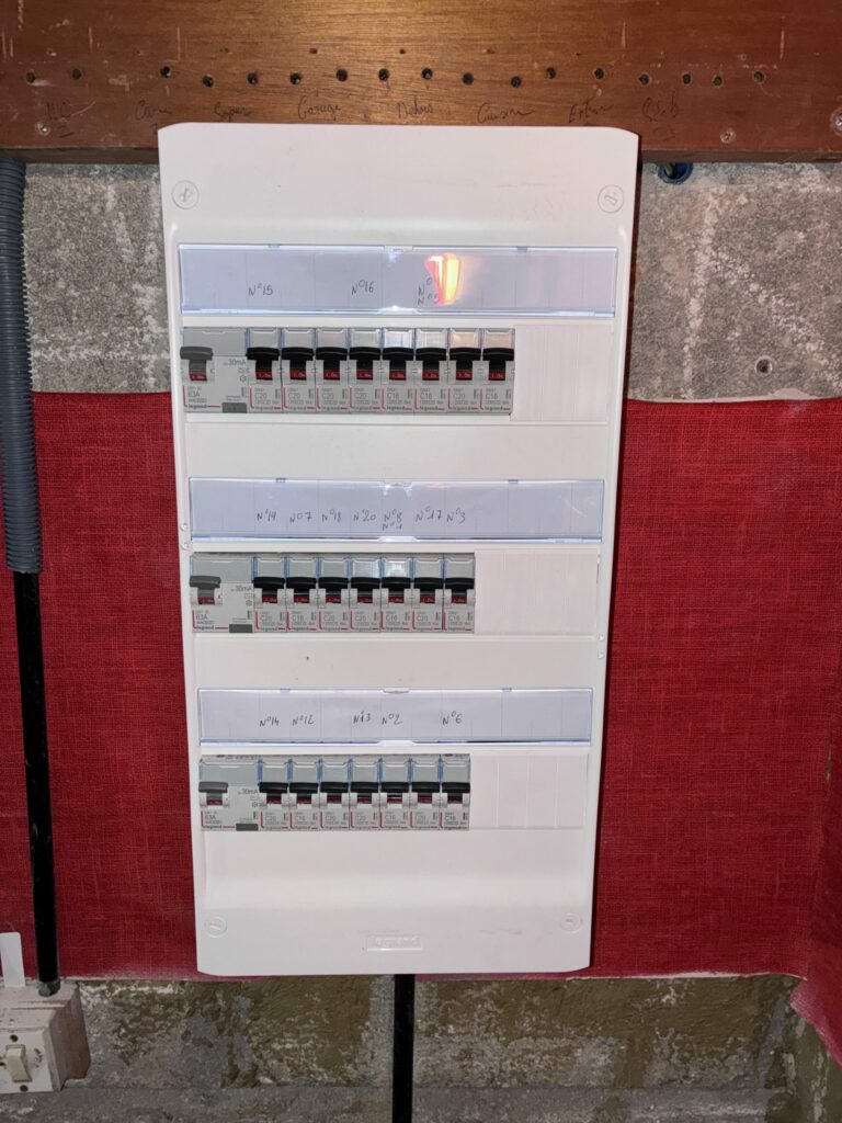 électricité Générale : tableau électrique posé neuf - 91 Gometz le Chatel âr électricien 91 Veysset Ylann